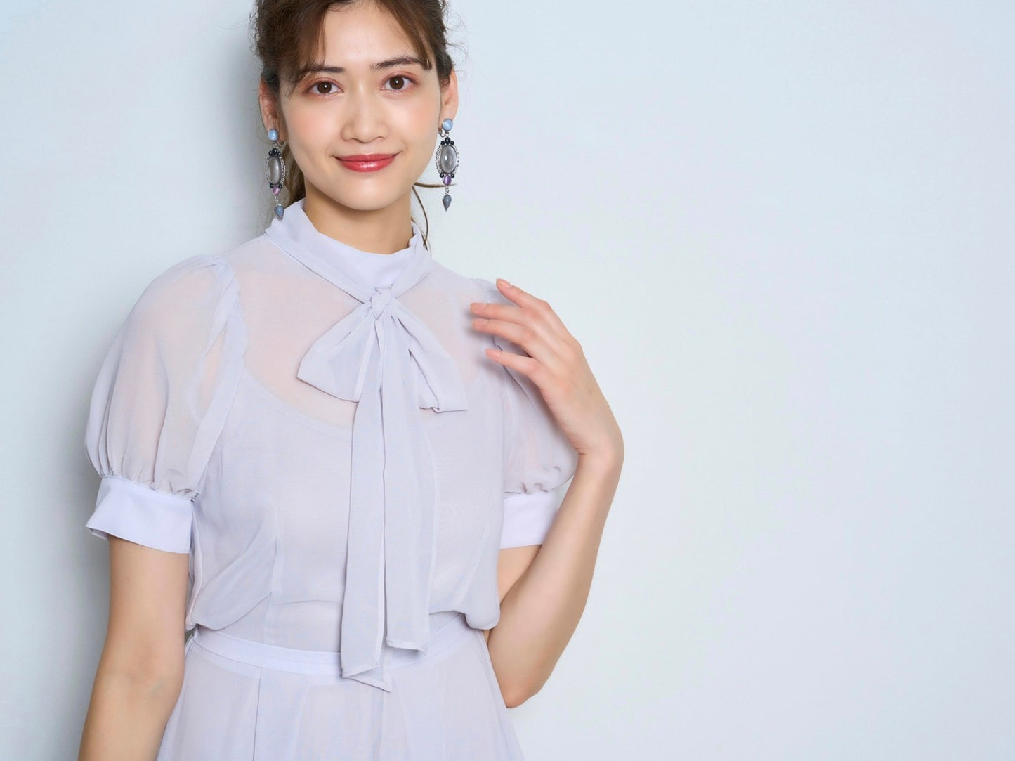 ボウタイ付きシフォンワンピース