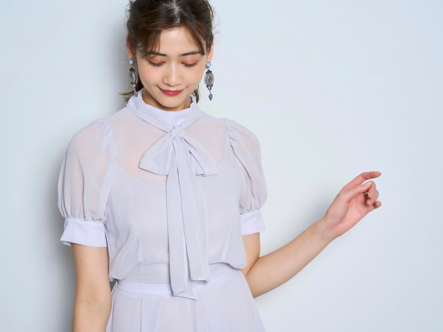 ボウタイ付きシフォンワンピース