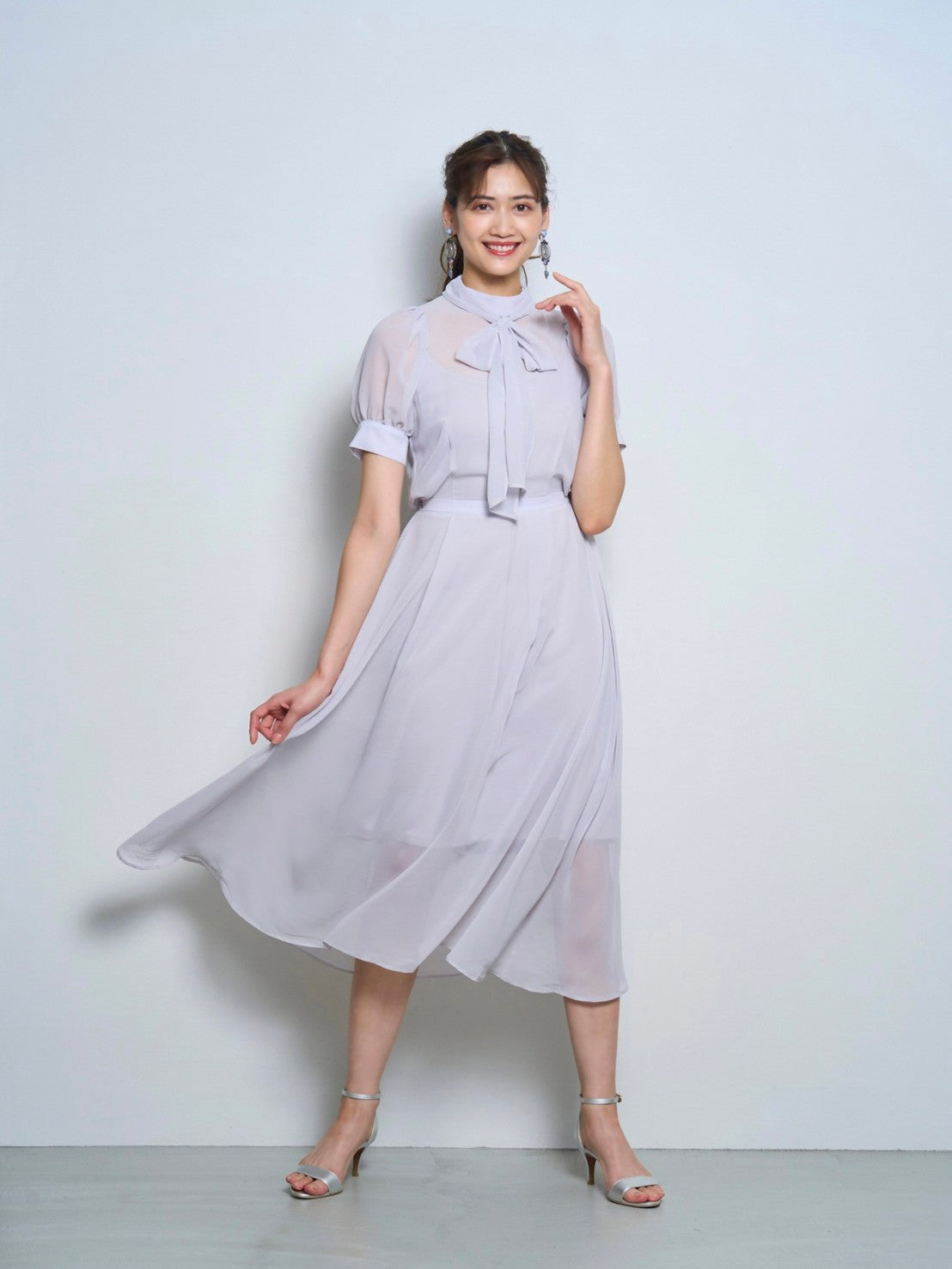 ボウタイ付きシフォンワンピース