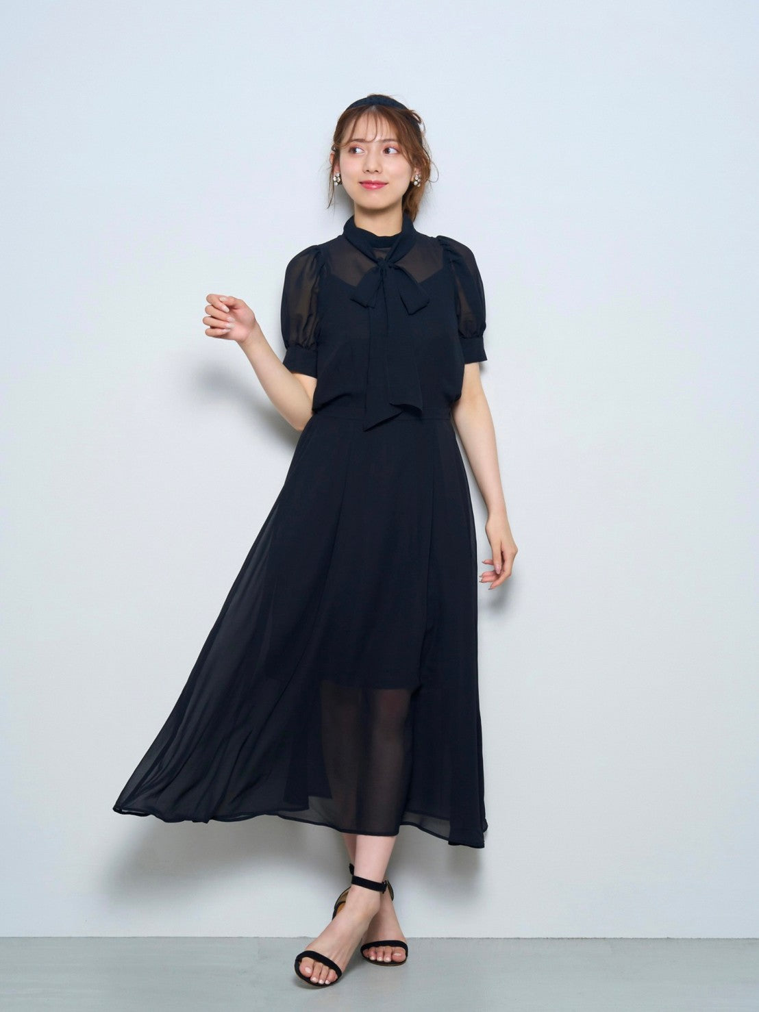 ボウタイ付きシフォンワンピース