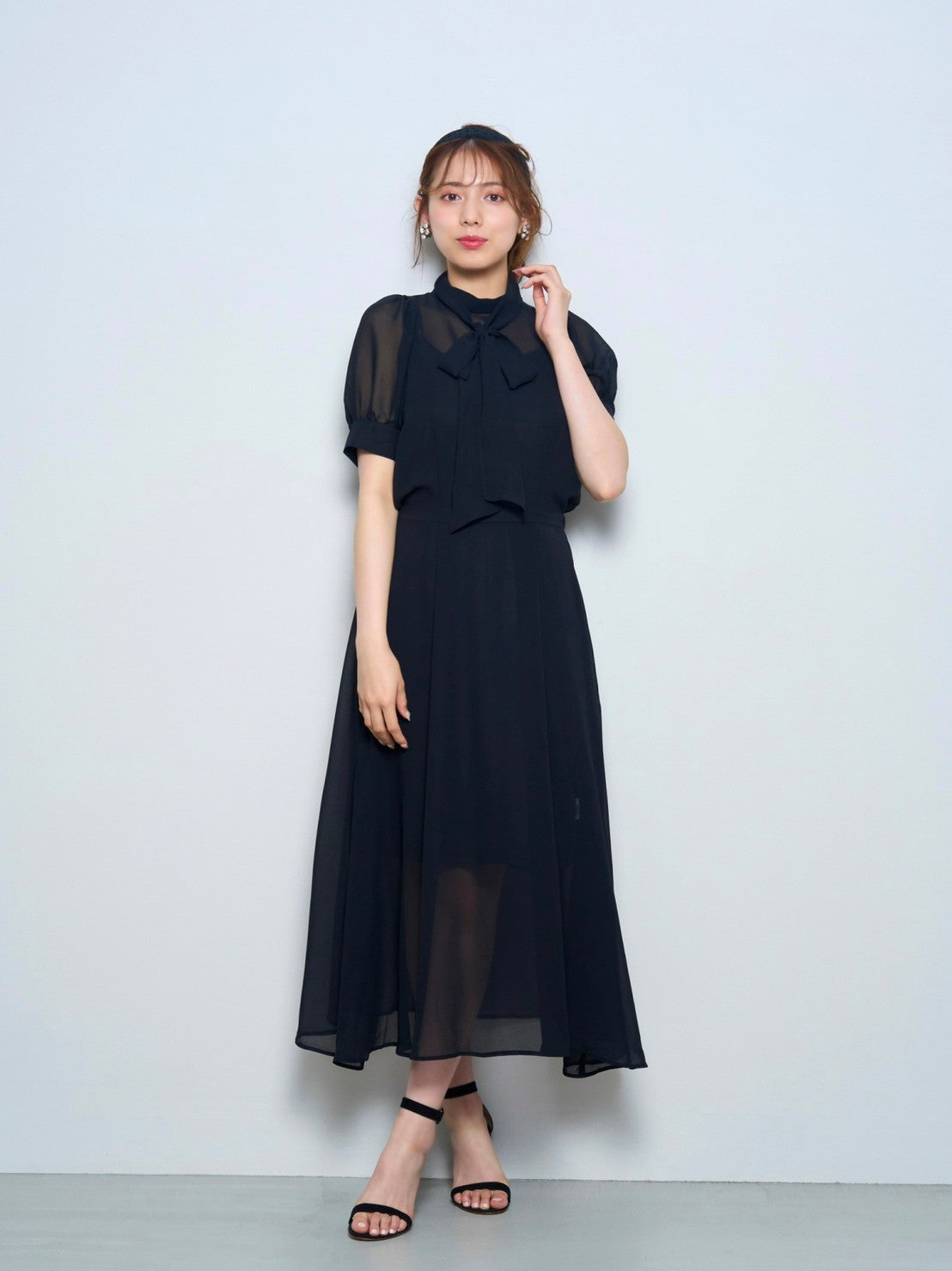 ボウタイ付きシフォンワンピース